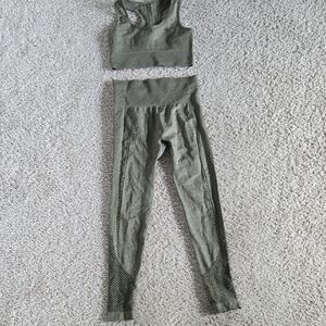 High-Waisted Green Leggings for Activewear